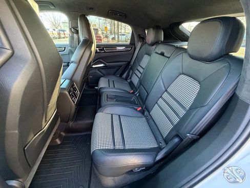Used 2022 Porsche Cayenne Turbo image 19