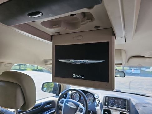Used 2015 Chrysler Town & Country Touring w/ Driver Convenience Group FWD image 16
