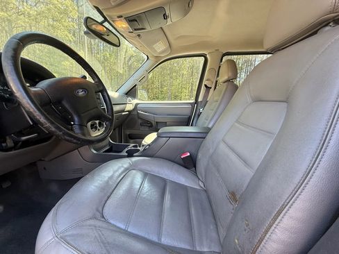 Used 2005 Ford Explorer Sport XLT image 13
