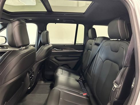New 2025 Jeep Grand Cherokee Limited w/ Luxury Tech Group II image 30