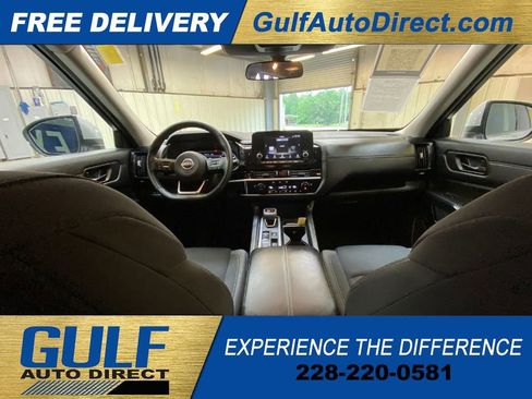 Used 2025 Nissan Pathfinder SV FWD image 2