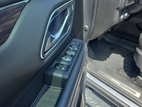 Used 2022 Chevrolet Tahoe Z71 w/ Luxury Package AWD/4WD image 18