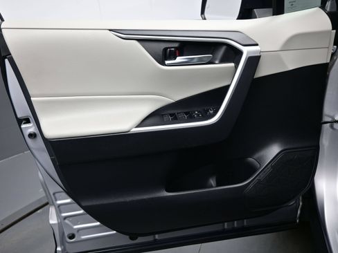 Used 2022 Toyota RAV4 XLE w/ Convenience Package AWD/4WD image 9