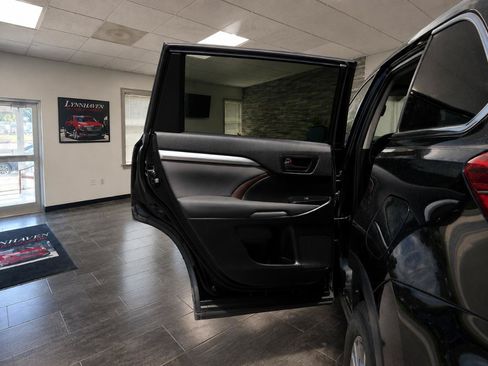 Used 2019 Toyota Highlander LE FWD image 9