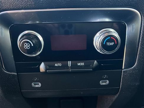 Used 2023 GMC Yukon XL SLE image 13