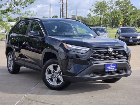 Used 2025 Toyota RAV4 XLE FWD image 2