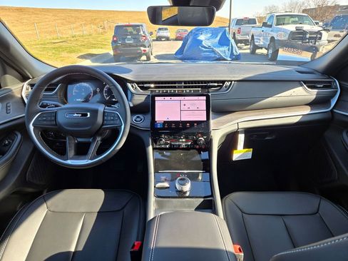 New 2025 Jeep Grand Cherokee Limited image 16