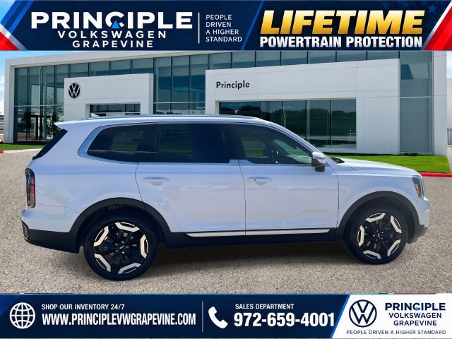 Used 2024 Kia Telluride EX w/ EX Captain's Chair Package FWD image 4