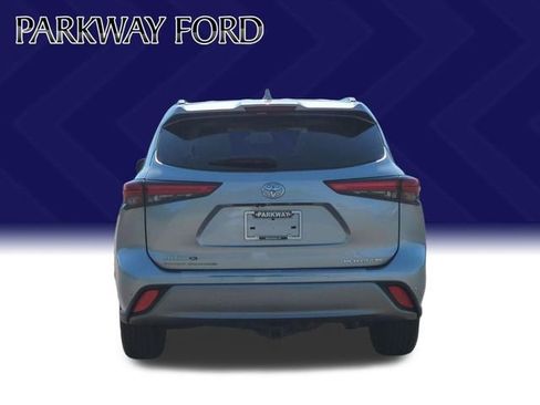 Used 2023 Toyota Highlander Platinum FWD image 4