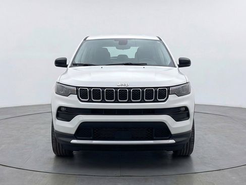 Used 2025 Jeep Compass Latitude AWD/4WD image 2