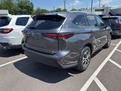 Used 2024 Toyota Highlander XLE AWD/4WD image 4