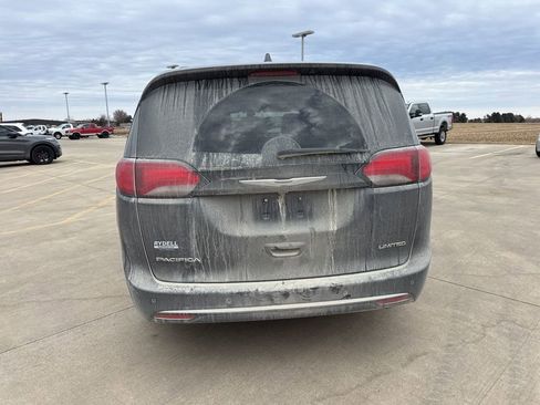 Used 2020 Chrysler Pacifica Limited image 4