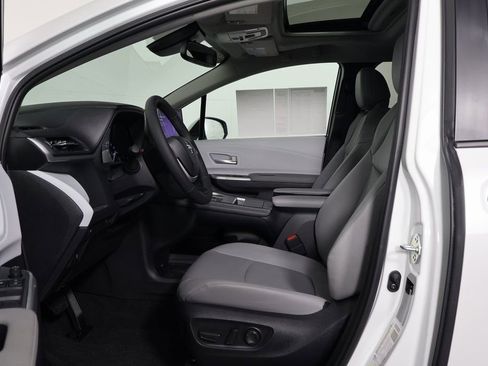 Used 2026 Toyota Sienna XLE FWD image 10