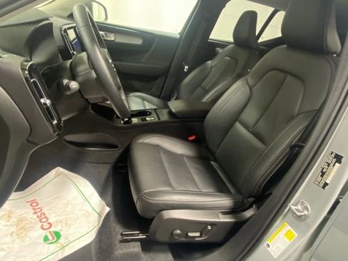 Used 2025 Volvo XC40 B5 Core image 11