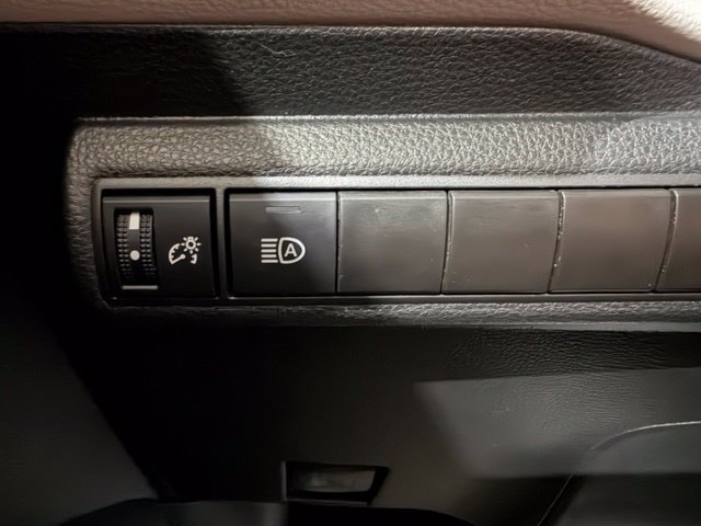 Used 2024 Toyota Corolla LE w/ LE Convenience Package FWD image 18