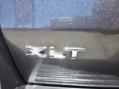 Used 2018 Ford Expedition XLT w/ Equipment Group 202A AWD/4WD image 16