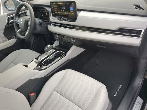 New 2025 Mitsubishi Outlander AWD image 15