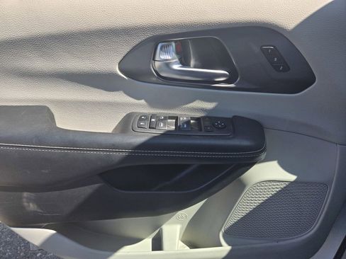 Used 2022 Chrysler Pacifica Touring-L FWD image 10