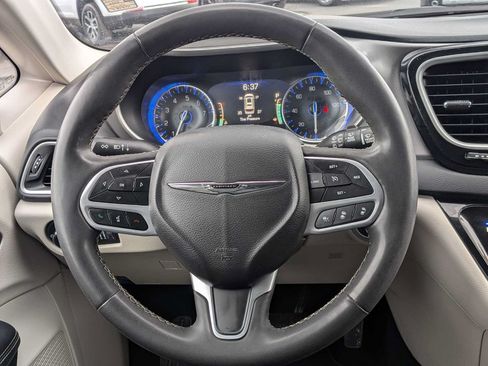 Used 2023 Chrysler Pacifica Touring-L FWD image 15