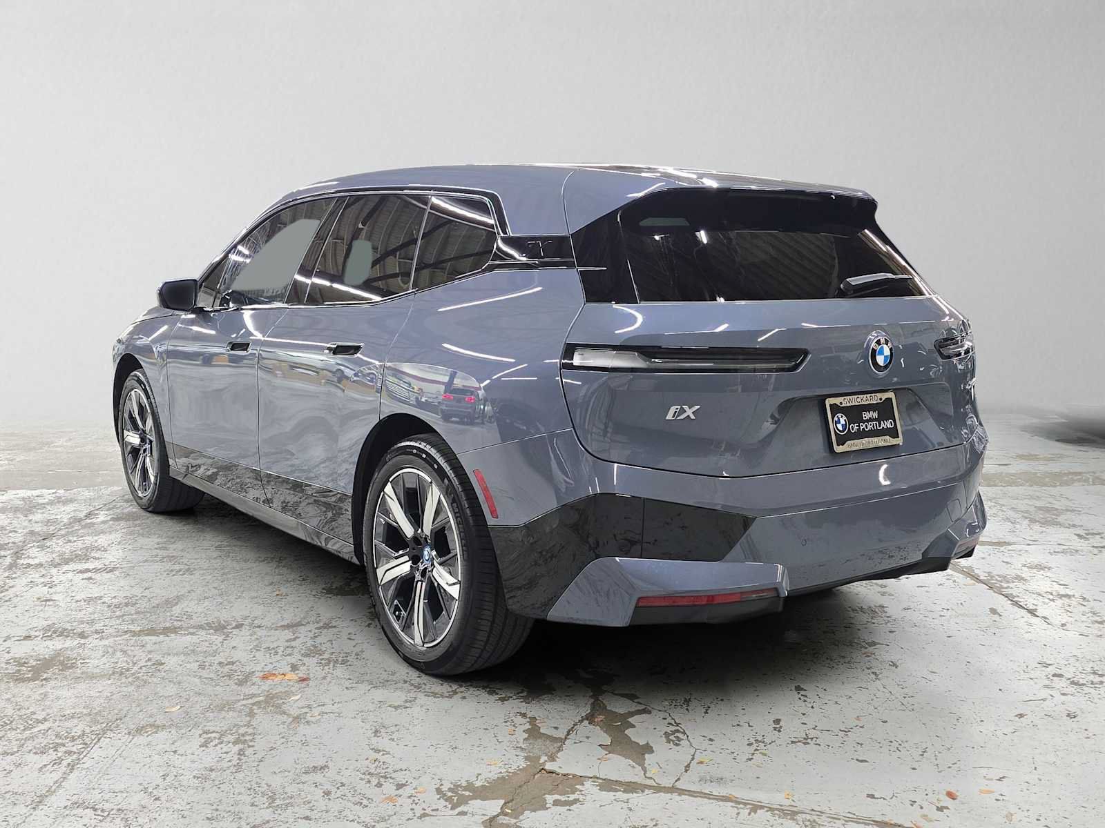 Used 2024 BMW iX xDrive50 w/ Sport Package AWD/4WD image 5