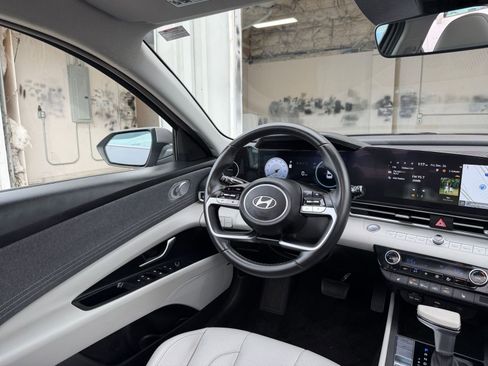 Used 2025 Hyundai Elantra Limited image 34