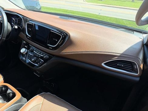 Used 2019 Chrysler Pacifica Limited w/ Tire & Wheel Group image 6