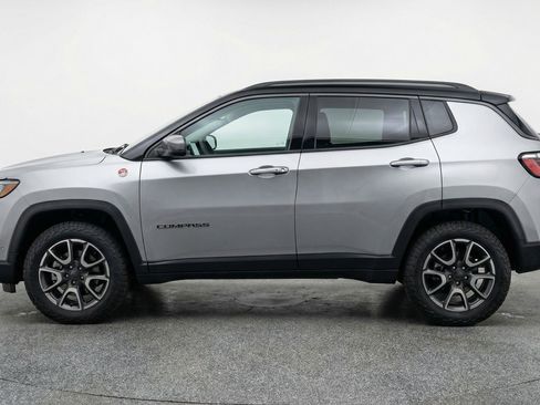 Used 2025 Jeep Compass Trailhawk image 5