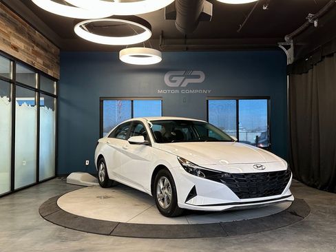 Used 2023 Hyundai Elantra SE image 1