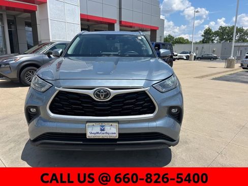 Used 2020 Toyota Highlander XLE AWD/4WD image 3
