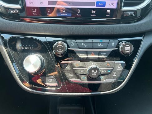 Used 2025 Chrysler Pacifica Select FWD image 29