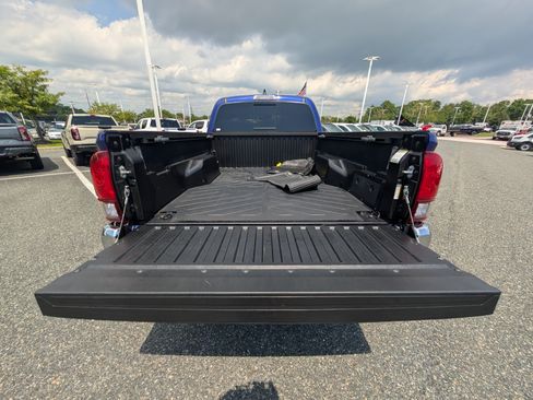 Used 2022 Toyota Tacoma SR5 w/ Black Out Package (TMS) AWD/4WD image 12
