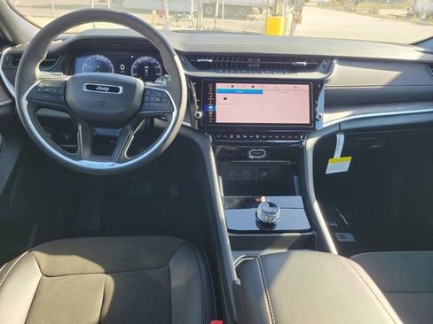 New 2026 Jeep Grand Cherokee Altitude image 7