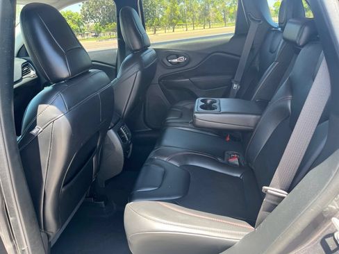Used 2020 Jeep Cherokee Trailhawk AWD/4WD image 11