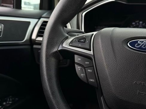 Used 2017 Ford Fusion SE w/ Fusion SE Technology Package FWD image 9