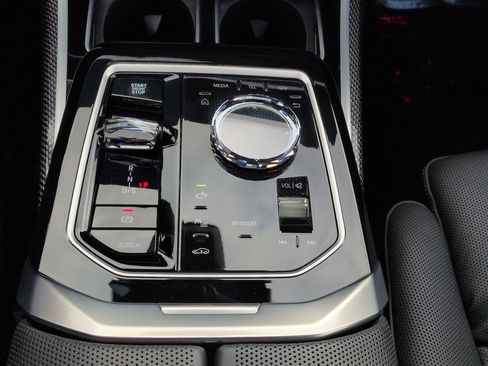 Used 2025 BMW 750e xDrive image 26