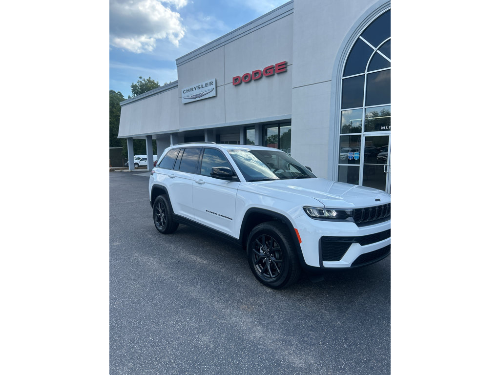 New 2027 Jeep Grand Cherokee Altitude AWD/4WD image 2