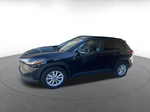 Used 2025 Toyota Corolla Cross LE image 8