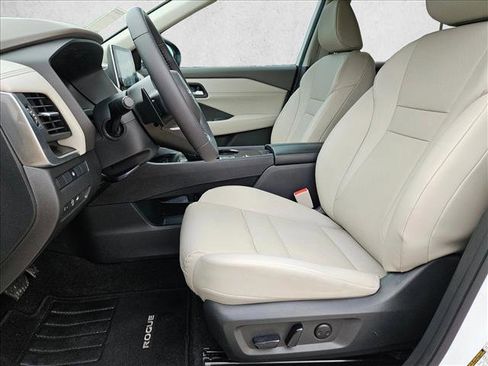 Used 2024 Nissan Rogue SV w/ SV Premium Package FWD image 16