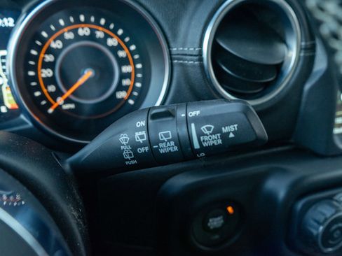 Used 2020 Jeep Wrangler Unlimited Sahara image 27