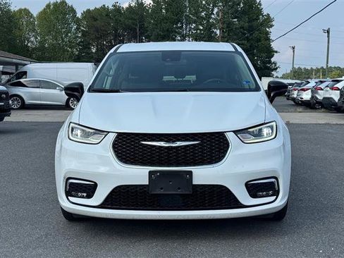 Used 2024 Chrysler Pacifica Touring-L FWD image 3