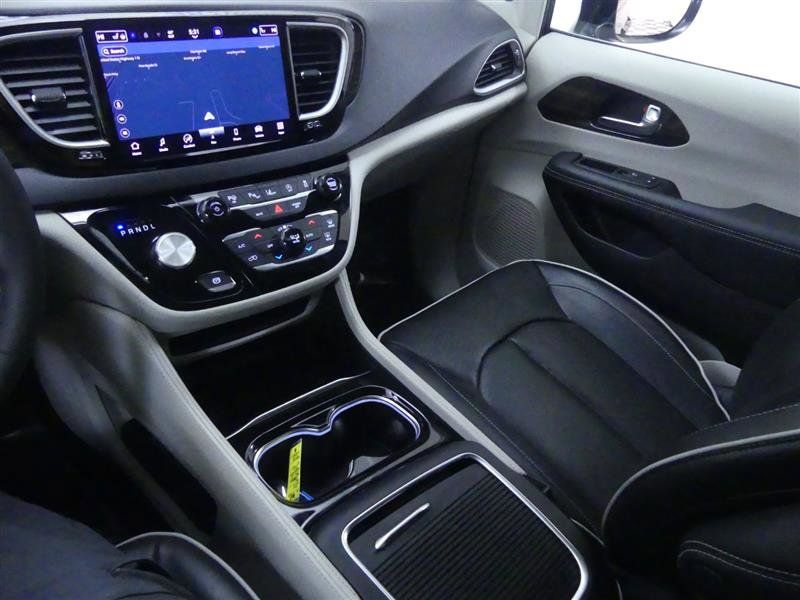Used 2023 Chrysler Pacifica Limited AWD/4WD image 17