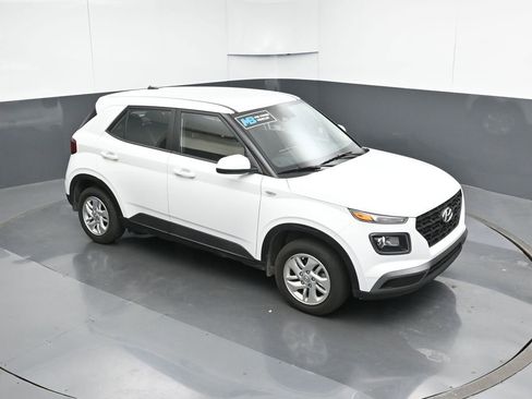 Certified 2025 Hyundai Venue SE image 51