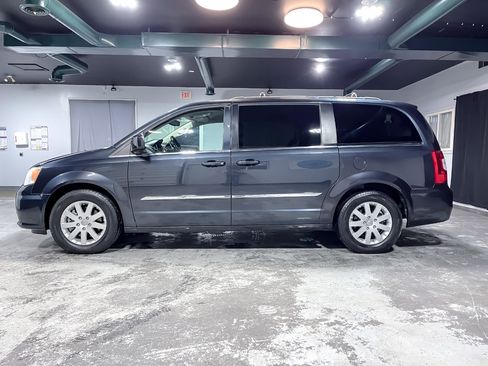 Used 2014 Chrysler Town & Country Touring image 5