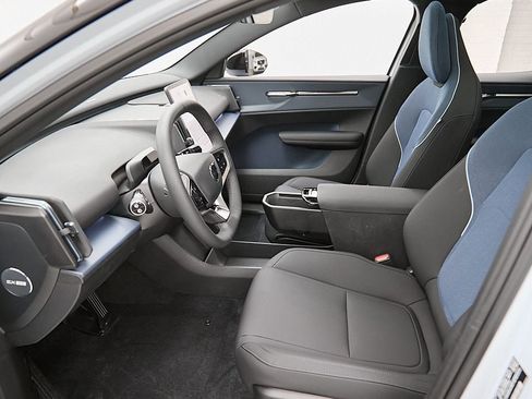 Certified 2025 Volvo EX30 Ultra w/ Climate Package image 18