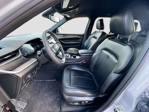 Used 2024 Jeep Grand Cherokee Limited w/ Black Appearance Package image 21