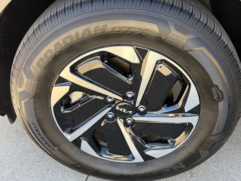 Used 2025 Kia Sportage LX image 11