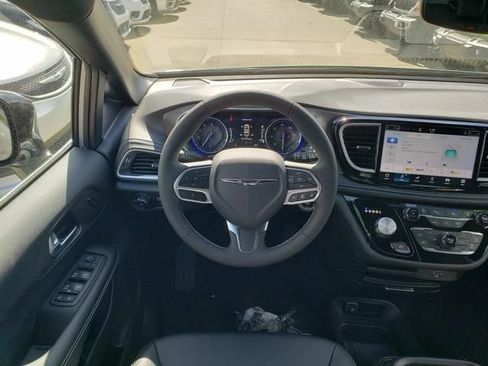New 2026 Chrysler Pacifica Select AWD/4WD image 9