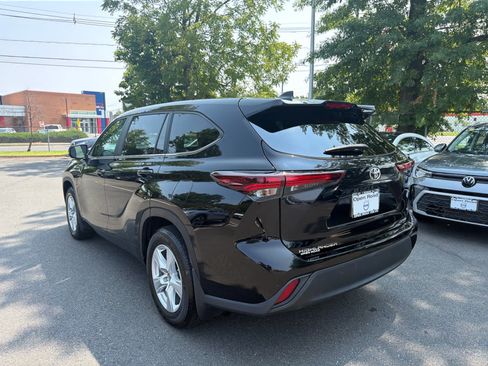 Used 2024 Toyota Highlander LE AWD/4WD image 10
