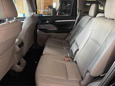 Used 2019 Toyota Highlander XLE AWD/4WD image 34