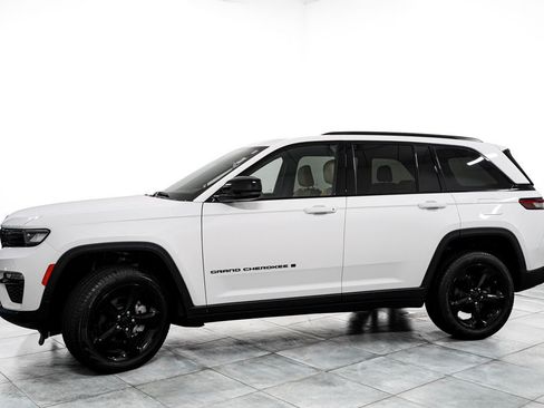 Used 2025 Jeep Grand Cherokee Limited w/ Black Appearance Package AWD/4WD image 4